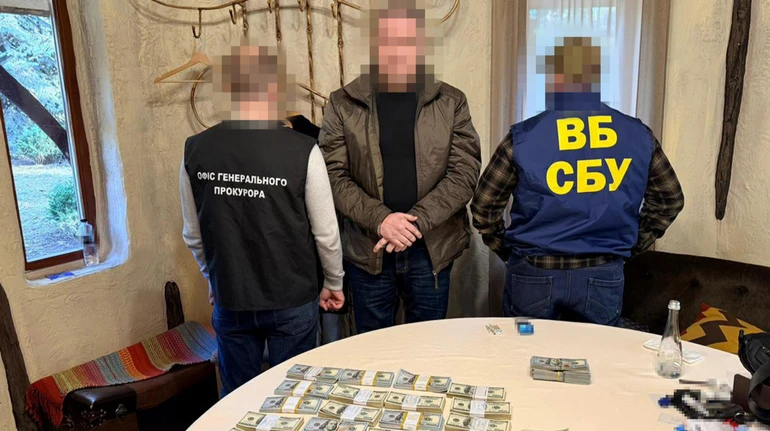 Хабар з бурштинового бізнесу: СБУ затримала двох своїх топ-посадовців