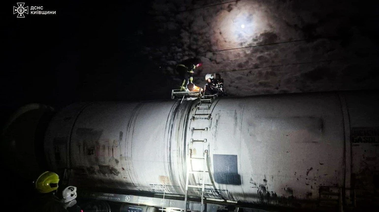 На Київщині рятувальники зняли з вагона підлітка з важкими опіками