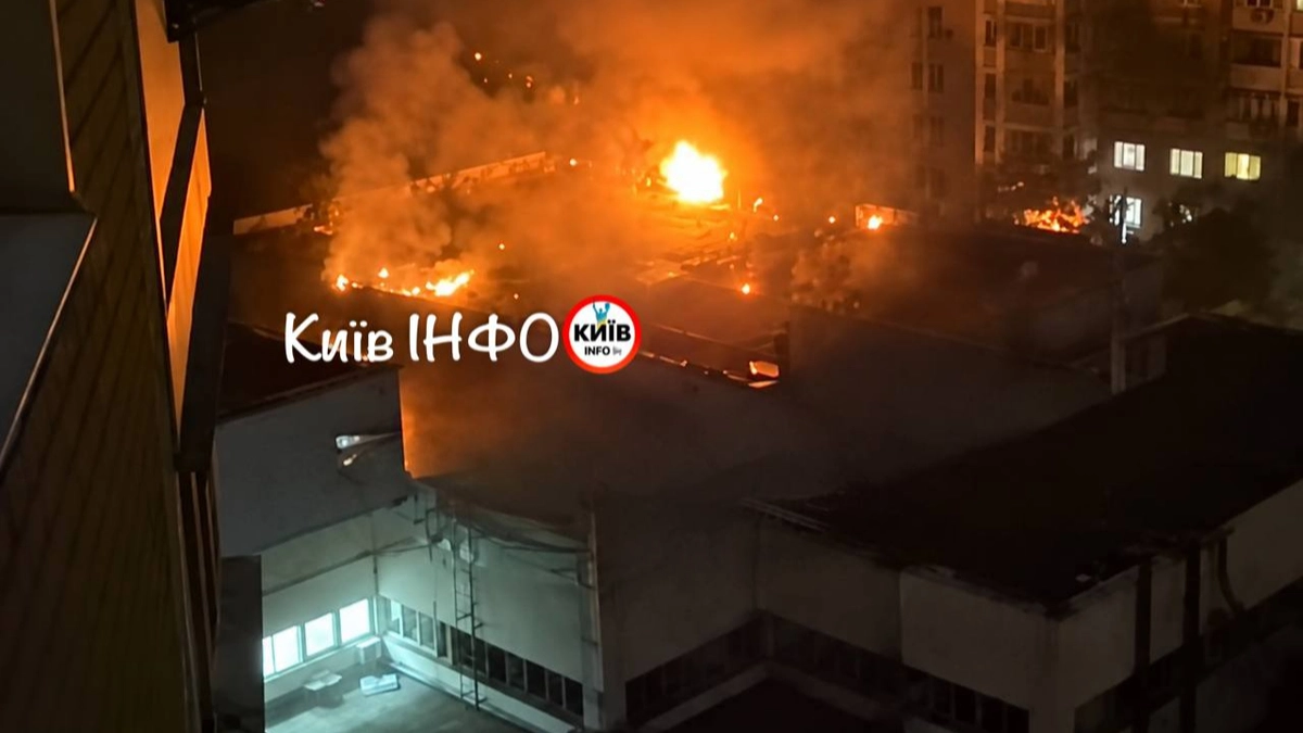 У Києві ще одне влучання в багатоповерхівку, є постраждалі