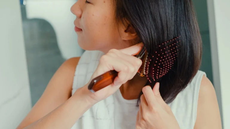 Чи можна спати з мокрою головою та як пришвидшити ріст волосся: 5 запитань до трихологів