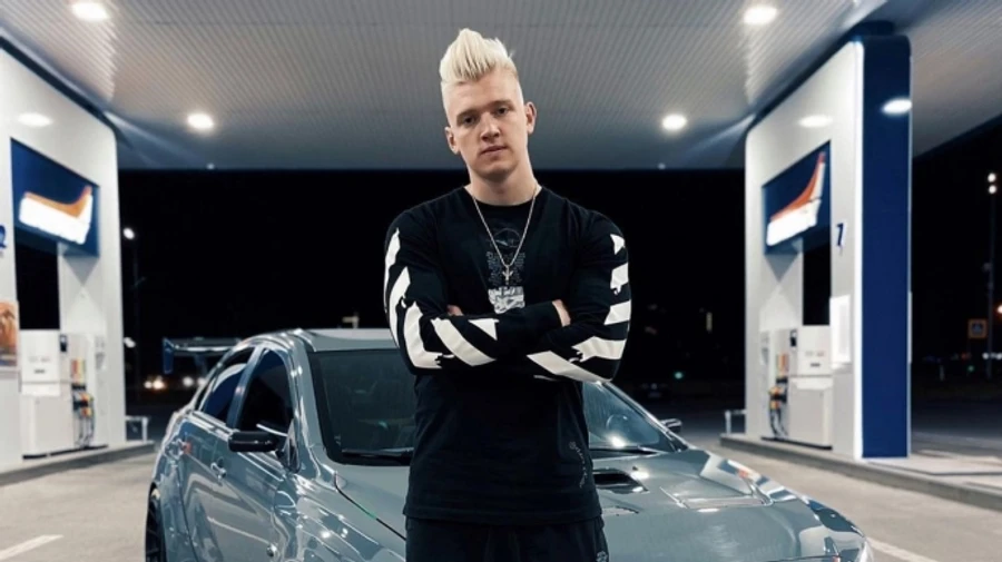 Известный бизнесмен с друзьями оказались непригодными и развлекаются за границей