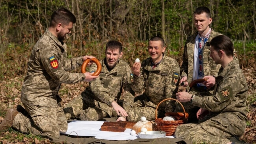 Ukrainian soldiers celebrate Easter at front, honouring Ukrainian insurgents and decorating Easter eggs – photos