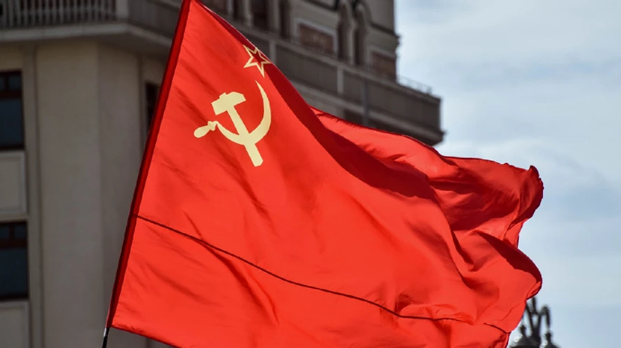 В Госдуме предлагают сделать советский флаг государственным флагом России 