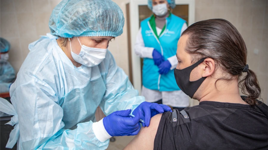 70 тысяч украинцев уже получили бустерную дозу covid-вакцины