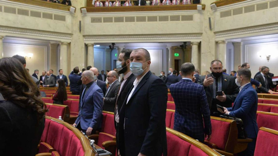 Парламентский рейтинг: уверенно преодолевают барьер только 4 партии