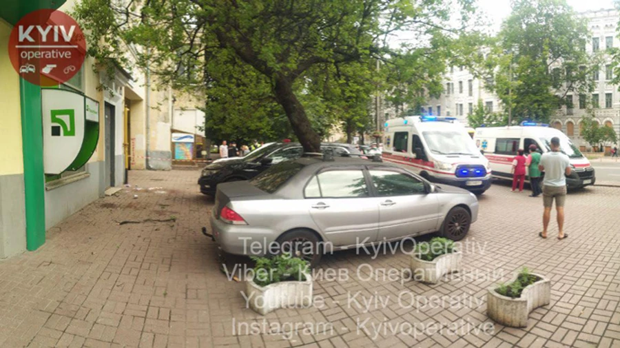 У центрі Києва жінка з дитиною вистрибнула з вікна