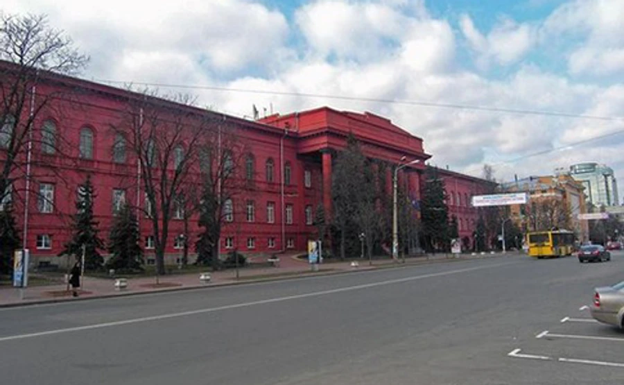 У центрі Києва частково відновили рух транспорту