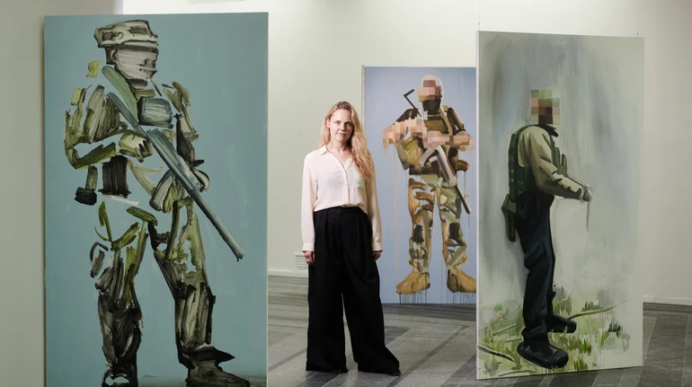 Чрезмерное количество изображений войны обеспечивает их невидимость: как художница Леся Хоменко работает со свидетельствами с фронта