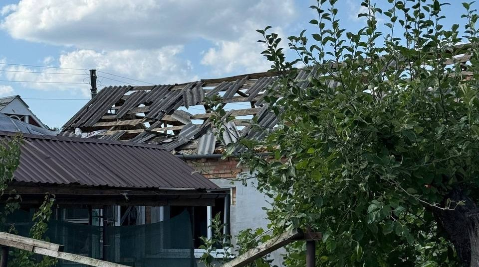 Росіяни скинули бомби на околиці Сум: загинув чоловік, що їхав в авто