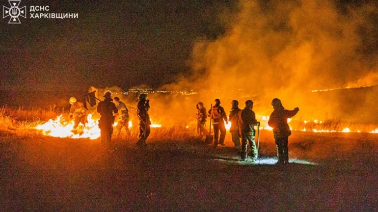 Под Харьковом едва не сгорело село: пожар тушили 13 часов. Поджигателей травы просят опомниться