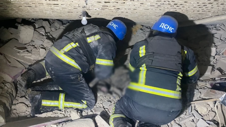 Росіяни масовано обстріляли село на Харківщині, з-під завалів дістали тіло жінки