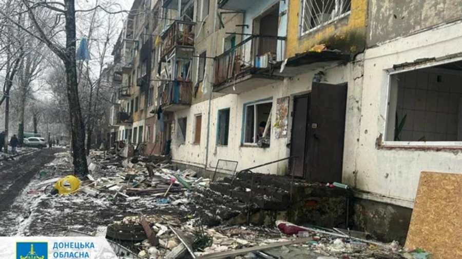 Окупанти вночі ракетами атакували Мирноград, поранили двох дорослих та дитину