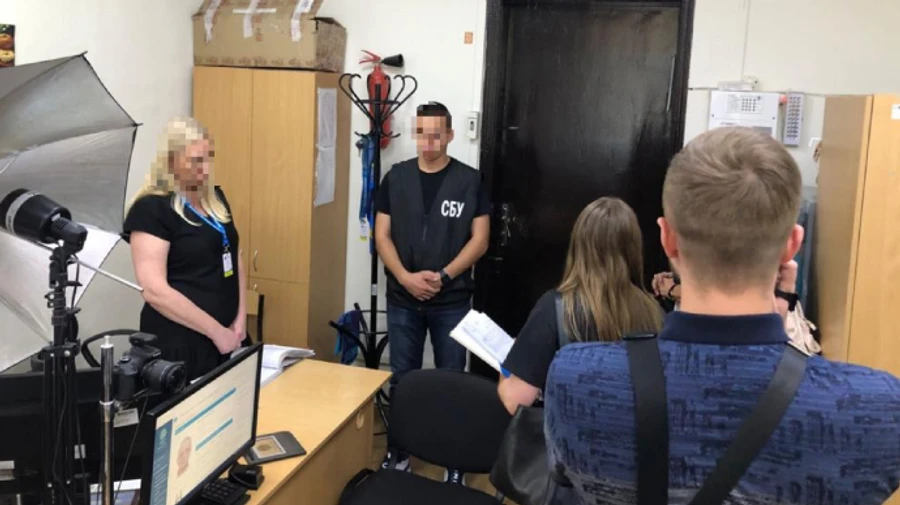 У Харкові затримали міграційників, які вимагали хабарі за видачу паспортів