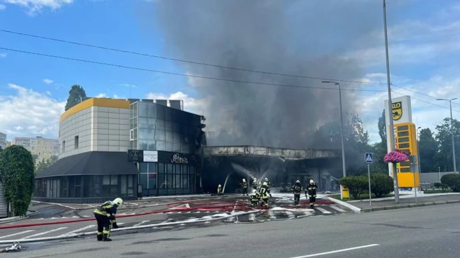 Пасажир автівки, що в’їхала в колонку АЗС у Києві, помер у лікарні