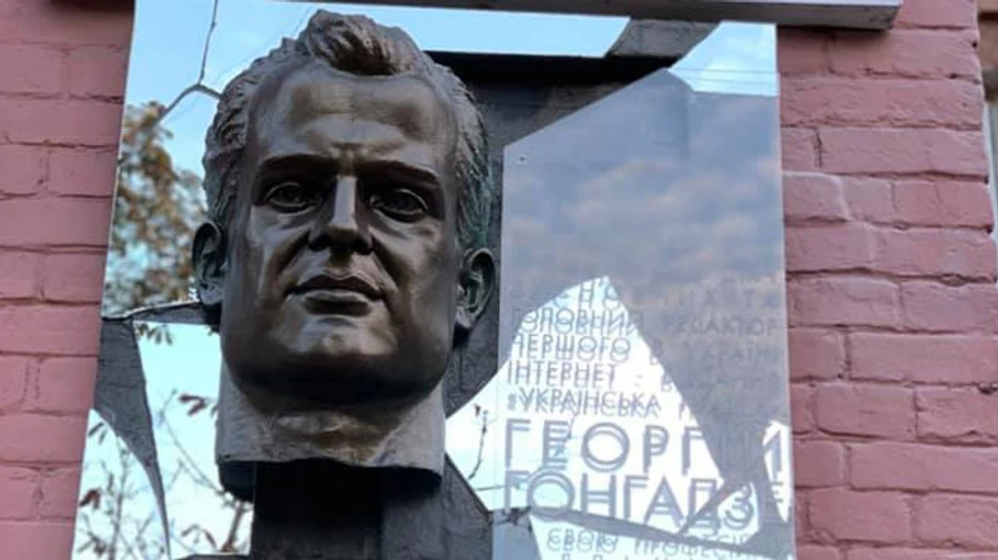 В Киеве обновили мемориальную доску Гонгадзе