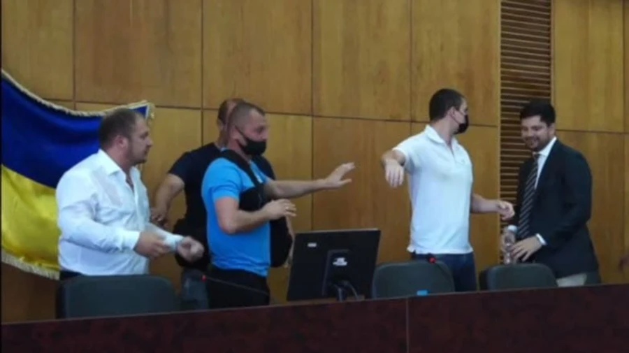 Мер Конотопа облив водою нардепа-слугу на сесії міськради