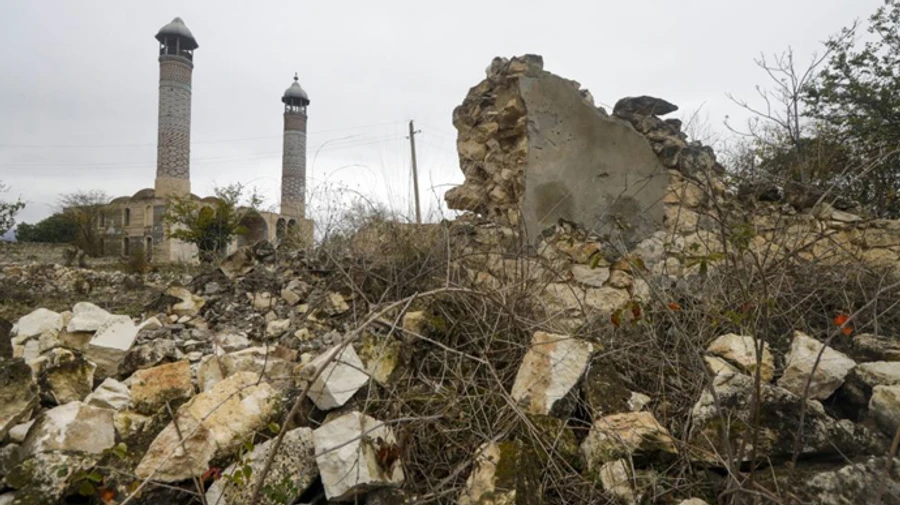 Азербайджан розміщує війська в Агдамі, вірмени залишають регіон