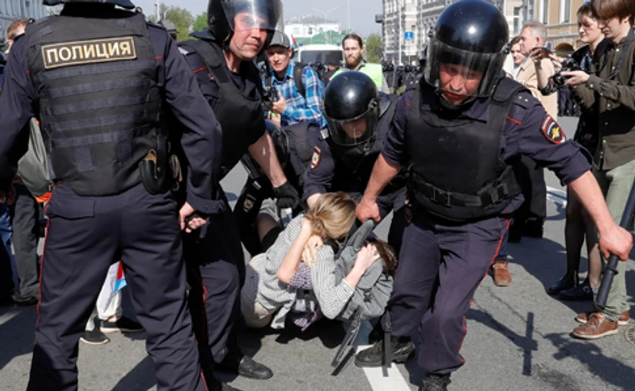 Він нам не цар: у Росії більше тисячі затриманих, в тому числі Навальний