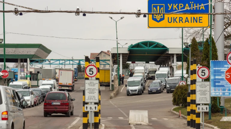 Виїзд за кордон чоловіків 18-22 роки: хто може виїхати, кому відмовлять, а хто отримає штраф