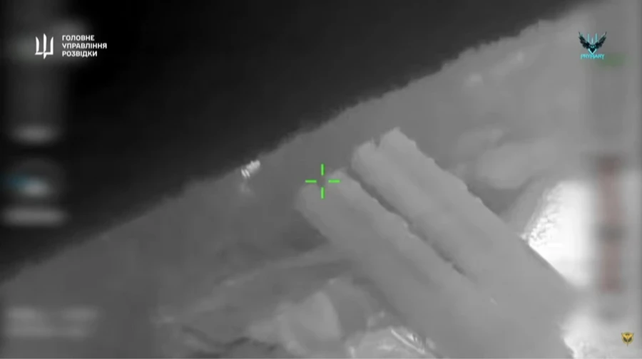 Ukraine destroys Russian air defence assets in Crimea again before Christmas – video