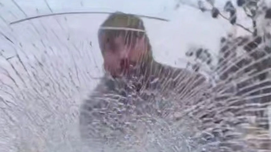 На Київщині чоловік наїхав на працівника ТЦК, а той розбив скло авто – поліція