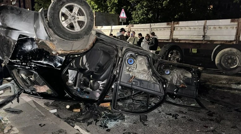 У Львові натовп людей перевернув та понівечив автівку ТЦК