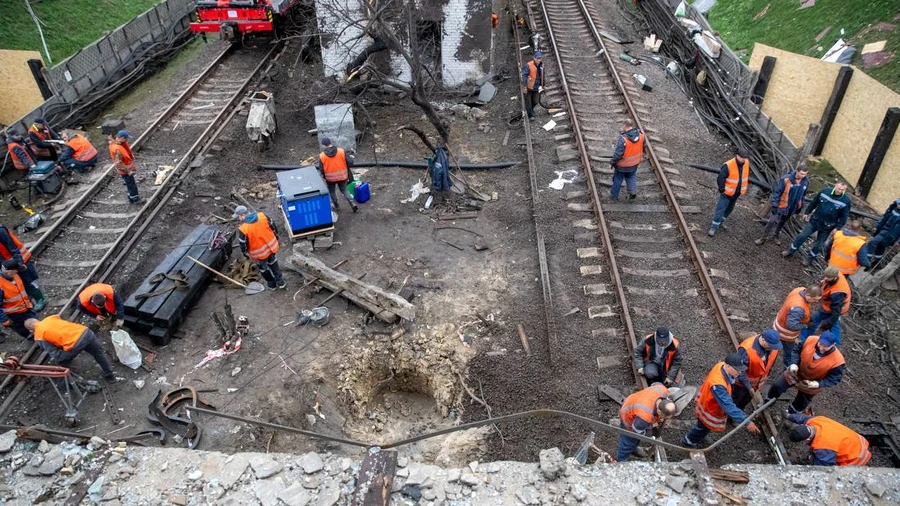 Kyiv mayor: Full service on red metro line to resume this evening – photo