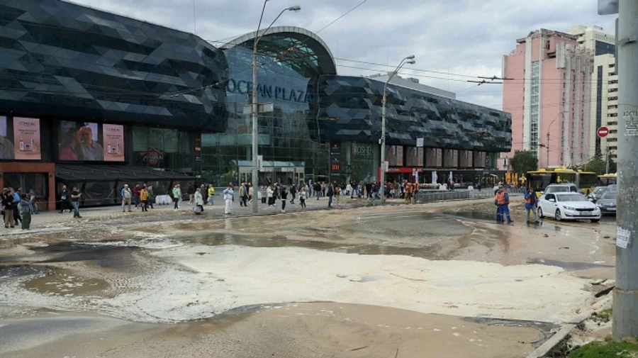 У Києві на Либідській вкотре прорвало водогін: дорогу затопило, рух перекрили
