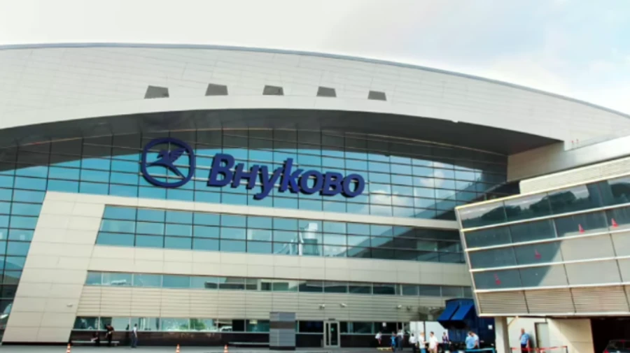 В московских аэропортах задержали десятки рейсов