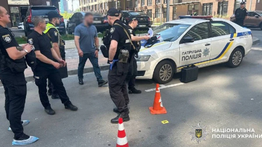 У Києві двоє чоловіків посварились на парковці: закінчилось стріляниною