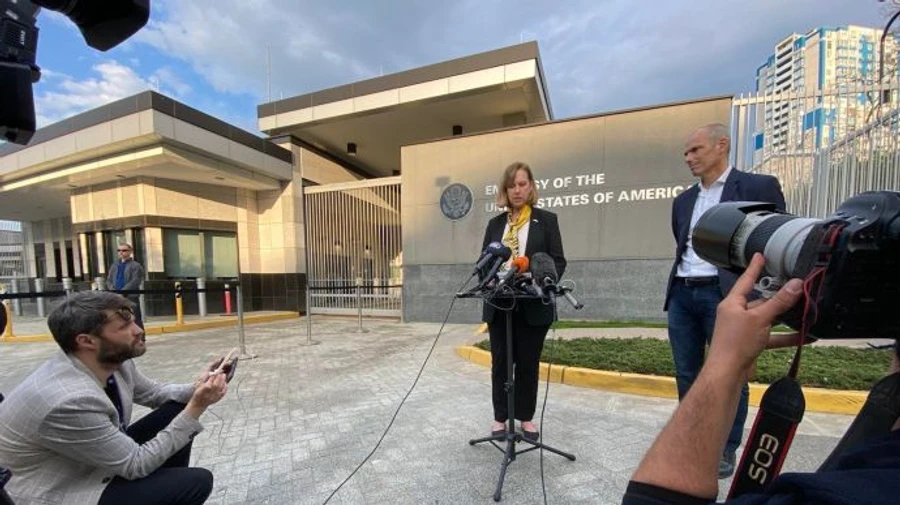 США возвращают посольство в Киев