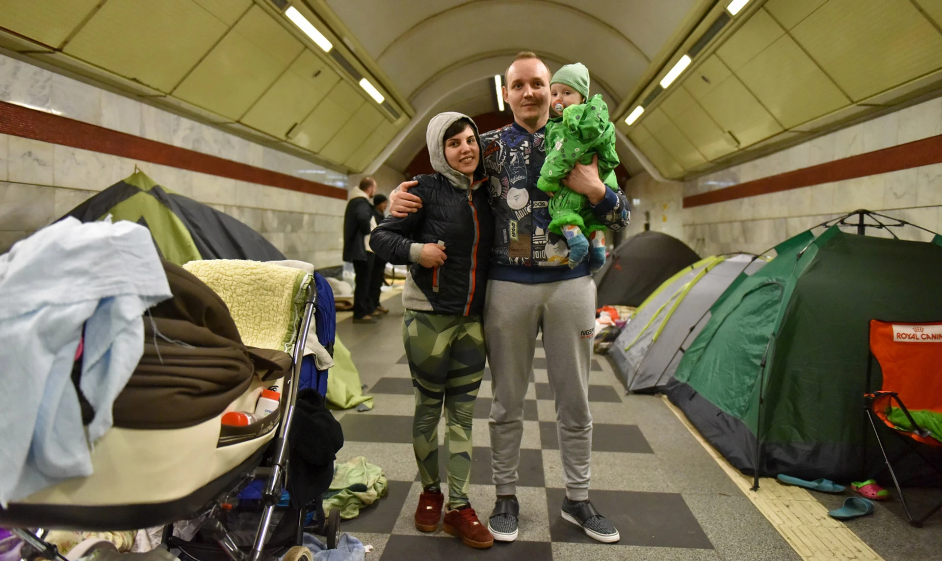 Схрон для бандерівців. Як кияни рятуються в метро від російських вбивць-денацифікаторів