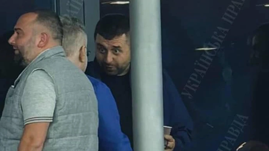 Разумков подколол Арахамию с Коломойским: на футбол с олигархами не хожу