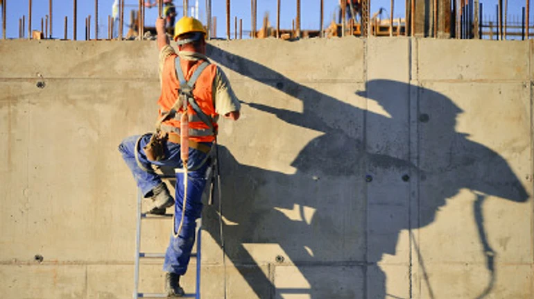 Будівництво на межі колапсу: Чому найбільш корумпований орган країни досі працює