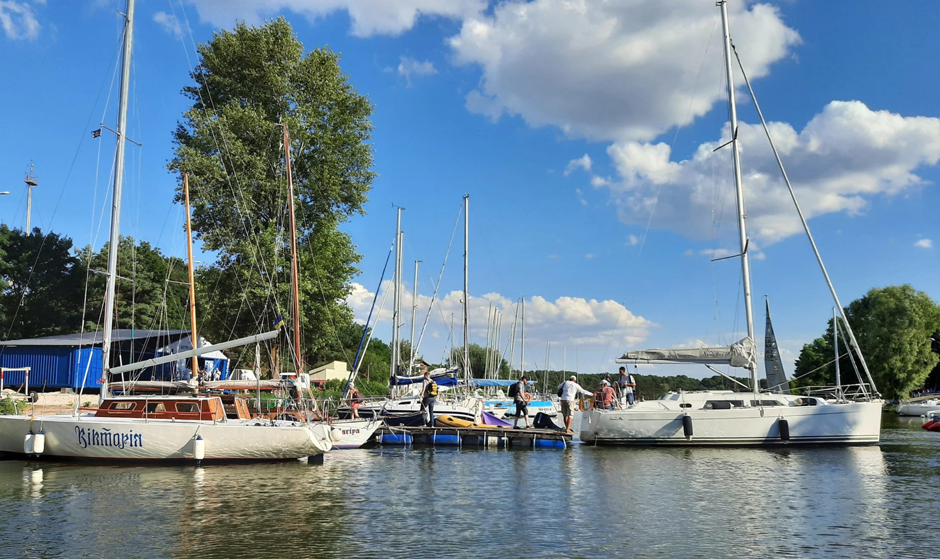 Лазурный берег Киева. Плавучие виллы, яхты, экстрим под парусами и вечеринки во время пандемии