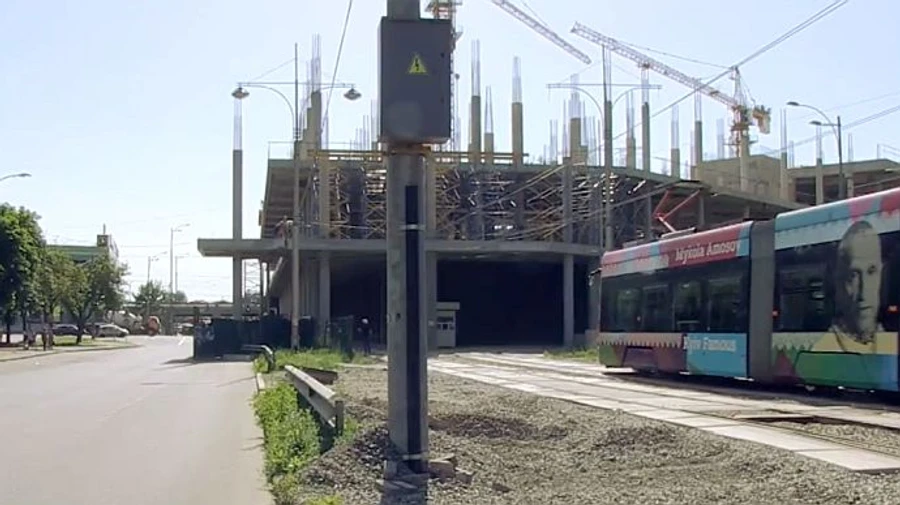 Креатив заступників Черновецького: Київ змусив демонтувати опору ТРЦ на дорозі