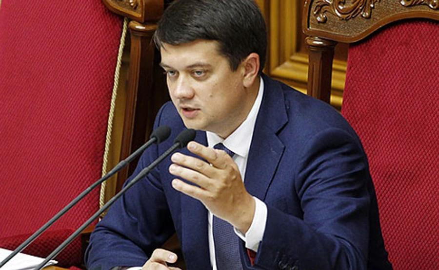 Разумков отменил зарубежные командировки нардепов из-за коронавируса