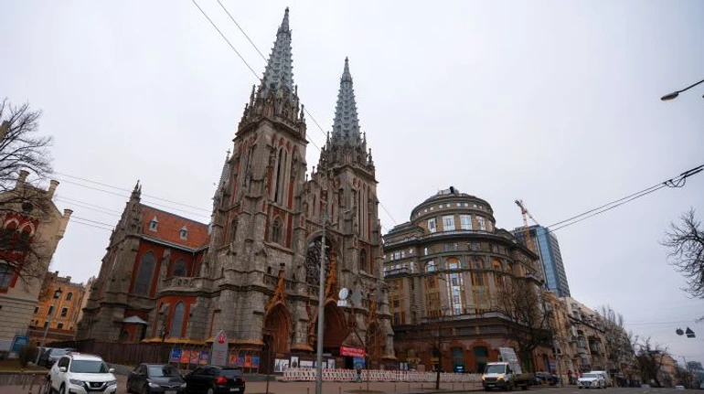 Віє, дує, як у решеті. Отець Павло Вишковський показує аварійний костел Святого Миколая