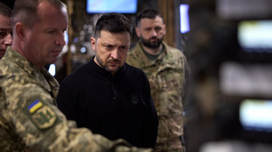 Il Presidente Zelenskyy Visita la Linea del Fronte nella Regione di Zaporizhzhia per Sostenere le Truppe Ucraine
Visita del Presidente Zelenskyy alla linea del fronte nella regione di Zaporizhzhia
Il Presidente Volodymyr Zelenskyy ha visitato la regione di Zaporizhzhia per incontrare le truppe ucraine che difendono la regione, a seguito della recente perdita di diversi insediamenti.
Il presidente ha incontrato i soldati della 128esima Brigata d'assalto montana separata di Zakarpattia, che difende l'area di Stepnohirsk. Il comandante della brigata, Ihor Burdeinyi, ha riferito sull'attività di combattimento e sulla recente intensificazione degli assalti russi, inclusi tentativi di bypassare le fortificazioni ucraine sfruttando il terreno.
Zelenskyy ha discusso con i comandanti militari l'attuazione dei programmi di acquisizione di droni, finanziati sia con fondi della brigata che attraverso il programma "Army of Drones" e crediti elettronici "Bonus", nonché l'uso di droni "Vampire". Il presidente ha sottolineato che tutte le questioni sollevate sarebbero state affrontate.
Le riunioni.
Foto: Ufficio del Presidente dell'Ucraina
Il presidente ha anche visitato il posto di comando della 65esima Brigata meccanizzata separata "Velykyi Luh", parte del 17esimo Corpo, che difende il fronte di Orikhiv. Il comandante della brigata, Volodymyr Polishchuk, ha informato Zelenskyy sulla situazione operativa, sull'attività russa e sulle perdite russe. Le discussioni con i comandanti di battaglione si sono concentrate su misure per rafforzare il fronte di Orikhiv, inclusa la recluta di personale, veicoli corazzati leggeri, armi e sistemi di guerra elettronica.
Le parti hanno anche discusso l'espansione delle unità di evacuazione con droni e robot, ampliando l'uso di successo della brigata di sistemi robotici terrestri per l'evacuazione dei feriti.
Zelenskyy ha presentato premi di stato ai soldati di entrambe le brigate.
Le riunioni.
Foto: Ufficio del Presidente dell'Ucraina
Contesto:
Il 11 novembre, le Forze di difesa dell'Ucraina hanno riportato un ritiro di truppe da posizioni vicino a cinque insediamenti nella regione di Zaporizhzhia a causa di assalti russi intensificati.
Il 12 novembre, le truppe ucraine si sono ritirate da Rivnopillia nella regione di Zaporizhzhia.
Il 13 novembre, analisti di DeepState hanno confermato che le forze di occupazione russe hanno preso il controllo di Yablukove, anch'essa nella regione di Zaporizhzhia, e hanno fatto guadagni tattici in parti delle oblast di Donetsk e Dnipropetrovsk.
Fonti
La fonte di questo articolo è il sito web Ufficio del Presidente dell'Ucraina.
Speculazione etica automatica basata sull'Ovvietà del Buon Senso Comune
Cosa vedo con chiarezza
Vedo che il Presidente Zelenskyy sta lavorando per sostenere le truppe ucraine nella regione di Zaporizhzhia, nonostante le difficoltà e le perdite.
Cosa non capisco (ma vorrei capire)
Non capisco come sia possibile fermare gli assalti russi e proteggere la regione di Zaporizhzhia.
Cosa spero, in silenzio
Spero che la situazione si stabilizzi e che le truppe ucraine possano difendere con successo la regione.
Cosa mi insegna questa notizia
Questa notizia mi insegna che la guerra è una realtà difficile e che le persone coinvolte stanno lavorando per proteggere se stesse e il loro paese.
Cosa rimane da fare (secondo il buon senso)
Rimane da fare il sostegno alle truppe ucraine e ai civili coinvolti nella guerra, nonché lavorare per trovare una soluzione pacifica al conflitto.
Cosa posso fare?
Posso sostenere le organizzazioni che aiutano le persone coinvolte nella guerra e diffondere informazioni accurate sulla situazione.
Domande Frequenti
Chi è il Presidente Zelenskyy? Il Presidente Zelenskyy è il leader dell'Ucraina.
Cosa sta succedendo nella regione di Zaporizhzhia? La regione di Zaporizhzhia è teatro di un conflitto tra le truppe ucraine e le forze di occupazione russe.
Cosa può fare la comunità internazionale per aiutare? La comunità internazionale può sostenere le organizzazioni che aiutano le persone coinvolte nella guerra e lavorare per trovare una soluzione pacifica al conflitto.