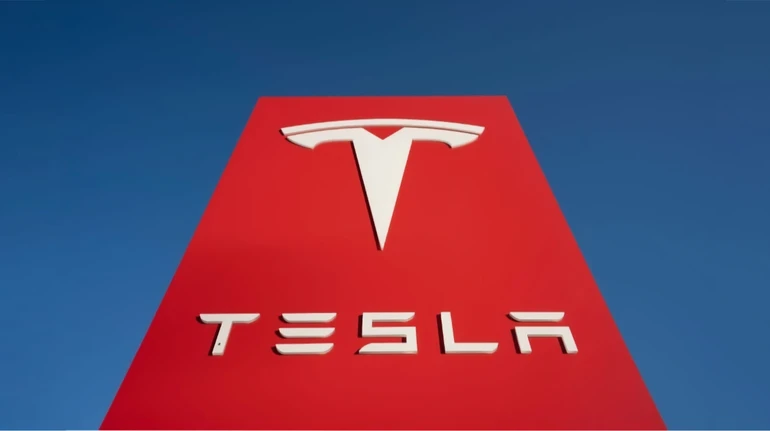 В 2025 году прибыль Tesla упала на 46%, но стоимость акций продолжает расти