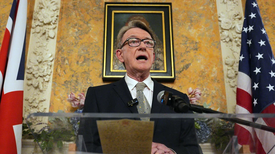 У ЄС з’ясовують, чи передавав експосол Британії у США чутливу інформацію Епштейну