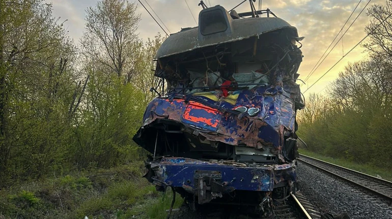 На Львівщині потяг зіткнувся з автокраном, що виїхав на колію: загинув машиніст