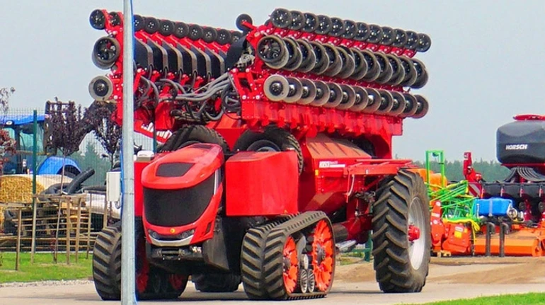 Проігнорували вторгнення та з'їли конкурентів: як західні виробники агротехніки працюють на РФ