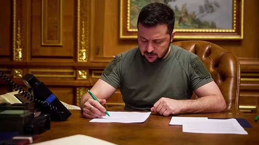 В Украине продлили военное положение и мобилизацию: Зеленский подписал закон