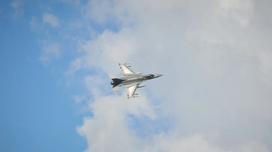 Министр обороны Дании пристыдил посла России, который высказался о передаче F-16 Украине