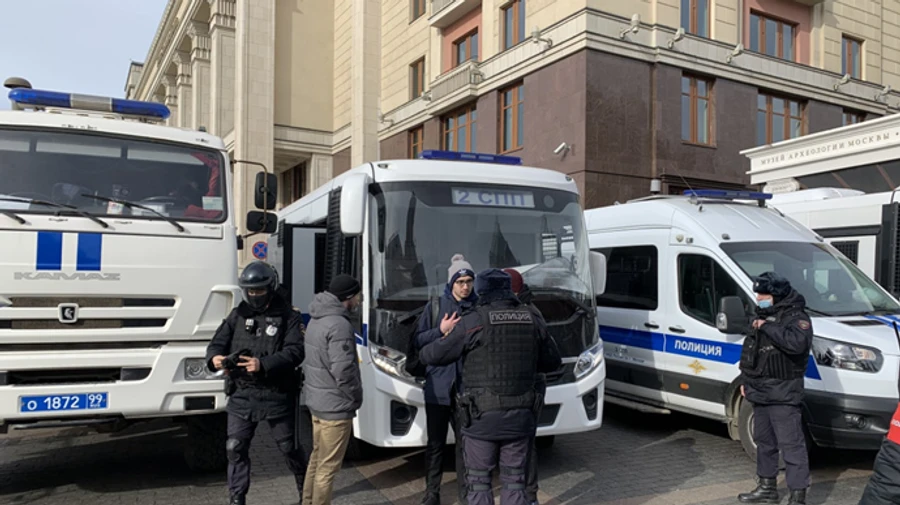 В России на митингах против войны задержали уже белее тысячи человек