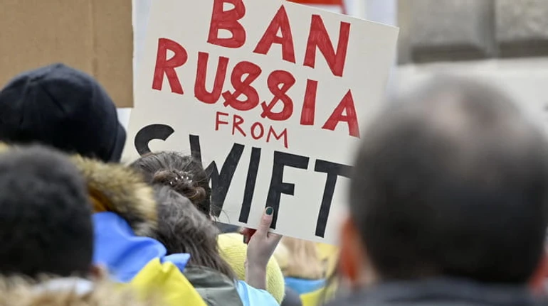 Пекельний коктейль санкцій: як Захід каратиме економіку РФ