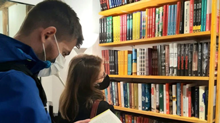 Нитка українізації: як у Кракові працює книгарня-кав'ярня, де усе – українською