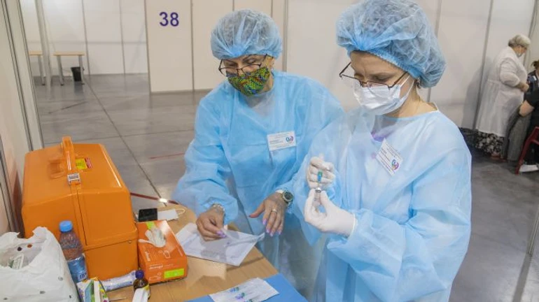 Третє ковід-щеплення: у МОЗ пояснили, кому треба і як комбінувати вакцини 