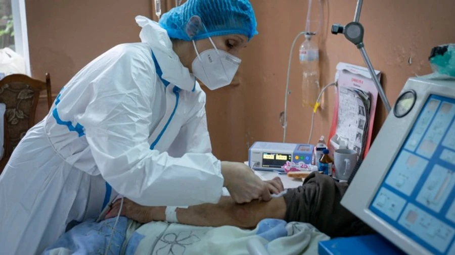 Нова хвиля ковід: у МОЗ розповіли, скільки вільних ліжок залишилося в лікарнях